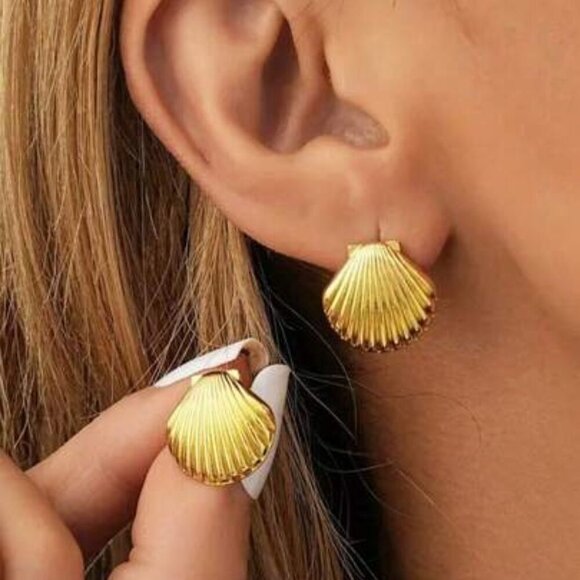 Jewelry - Golden Seashell Stud Earrings